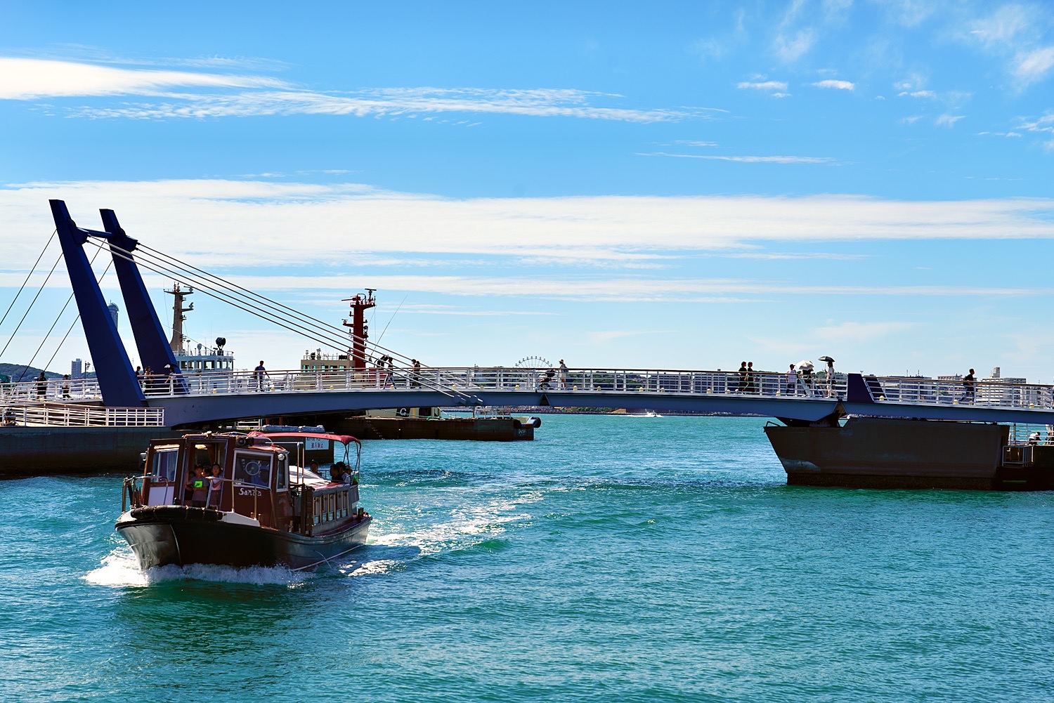 Blue Wing Moji: A Blue-Winged Drawbridge that Dances Elegantly in the Kanmon Strait