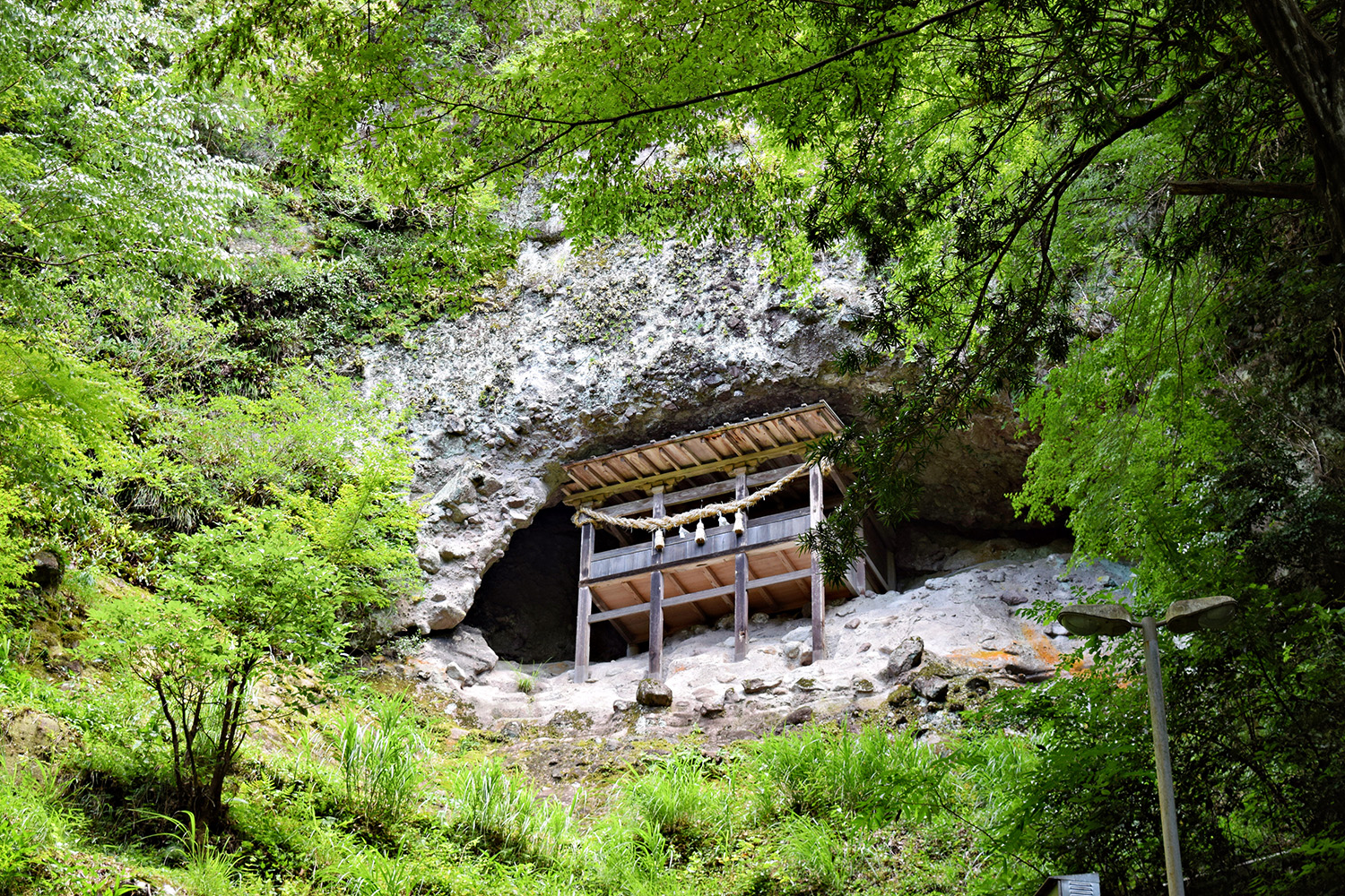 Iwaya Shrine: The Mystery of Giant Rocks! A Power Spot that Enshrines a Wish-Granting Hoju