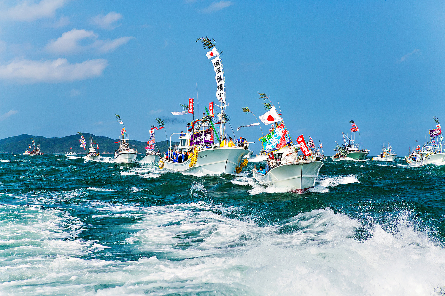 Munakata Taisha Shrine Autumn Grand Festival "Miare Festival": A Great Spectacle Performed by 100 Fishing Boats!