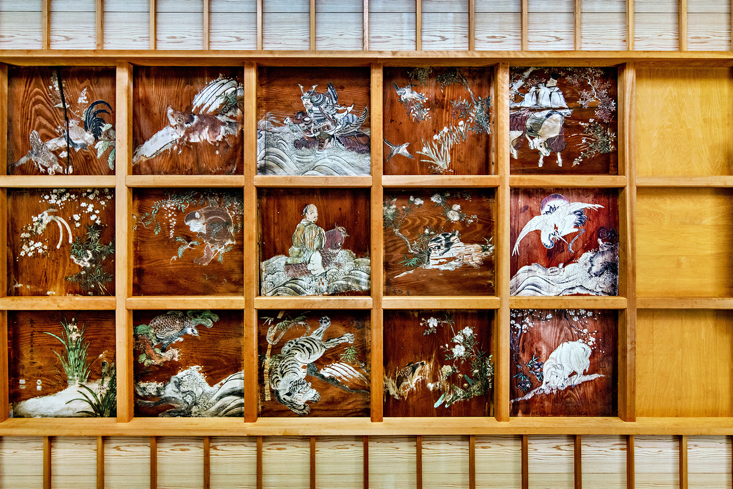 Kanamura Shrine: Look Up and You'll See Vivid Colors! The Stories Hidden in 15 Ceiling Paintings