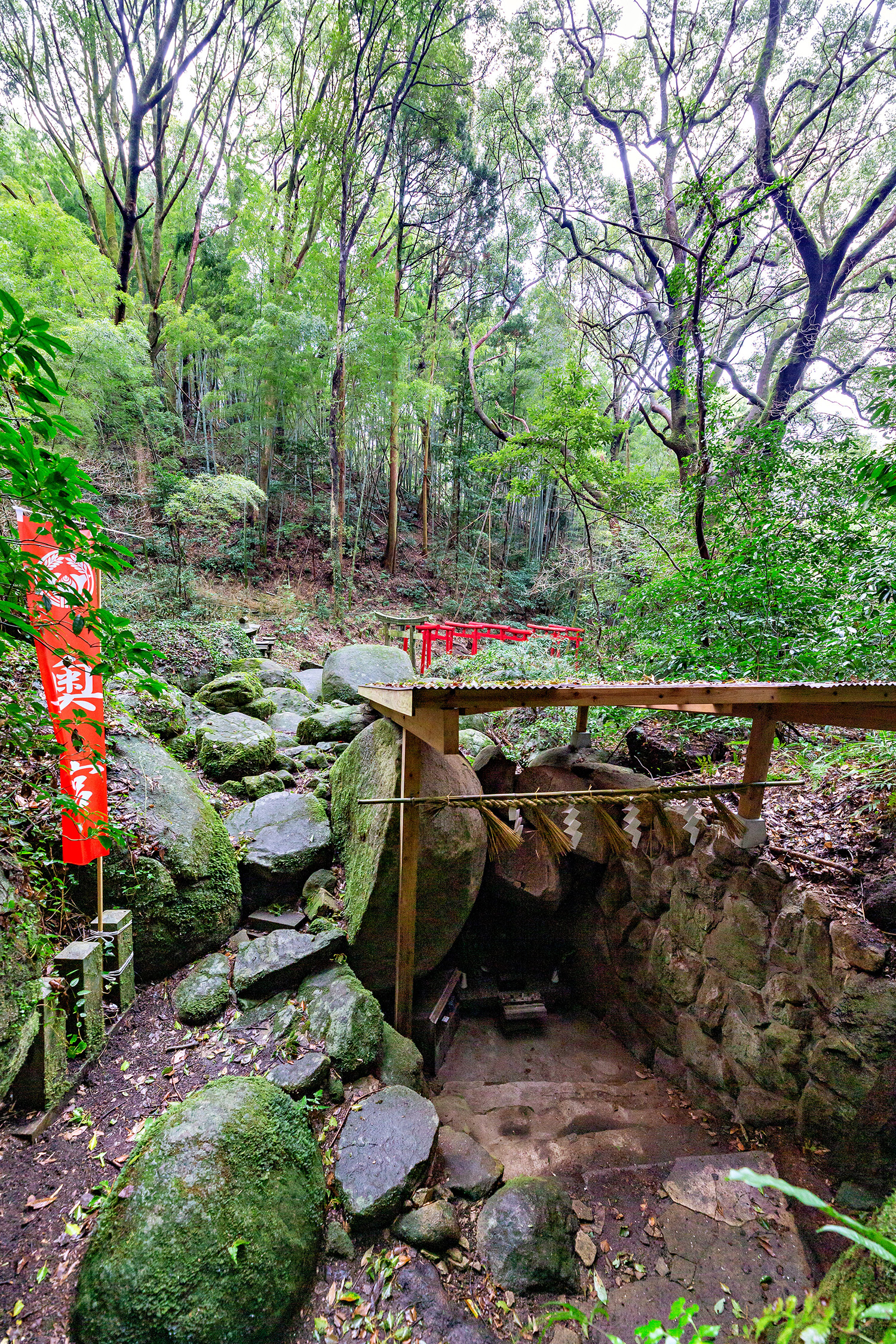 Ishiana Inari Shrine: The Power of Giant Rocks! Opening Your Fortune in a Place of Prayer that Has Continued Since Ancient Times