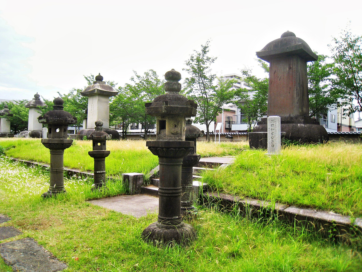 Sōfuku-ji Temple (Kuroda Family Cemetery): The Family Temple of the Lords of the Fukuoka Domain, the Kuroda Family! A Solemn Space Lined with the Tombs of Successive Generations