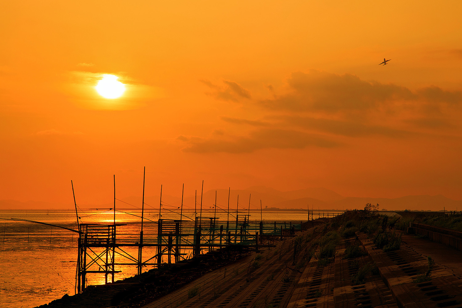 The Ariake Sea Glistening in the Tideline: Be Captivated by the Golden Sunset