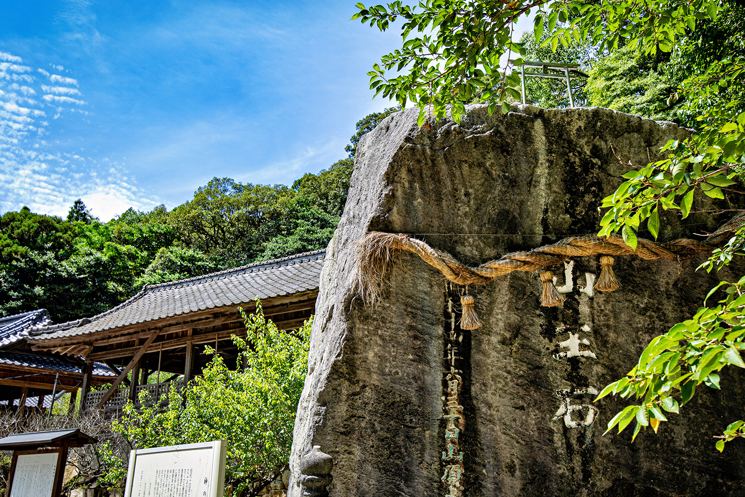 Kaharu Shrine: A Historic Shrine Where Cherry Blossoms Bloom, Enshrining a God from Silla!