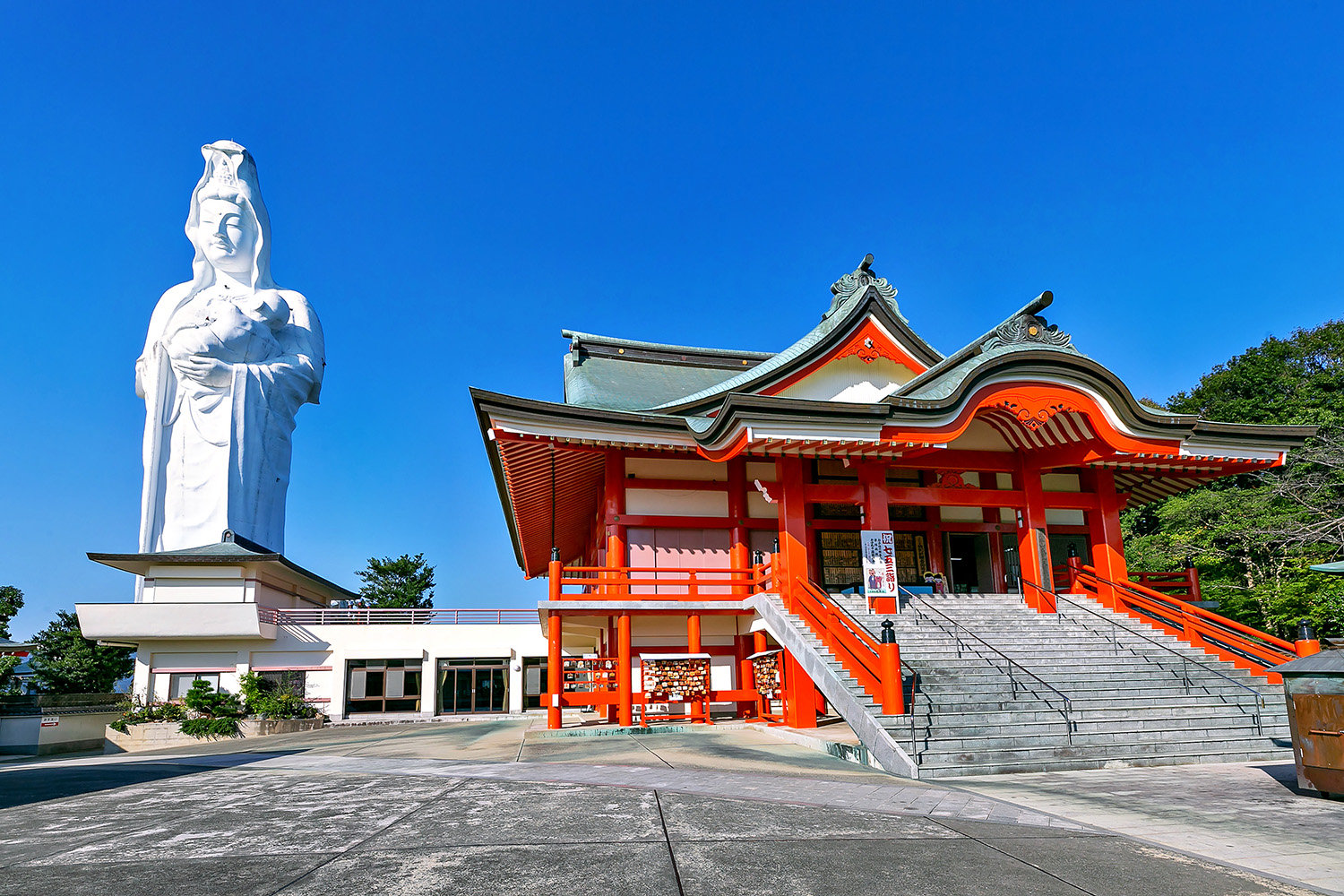 Pray for Good Fortune and Protection from Evil at Kurume Naritasan! Impressive Giant Kannon and Exotic Grounds!